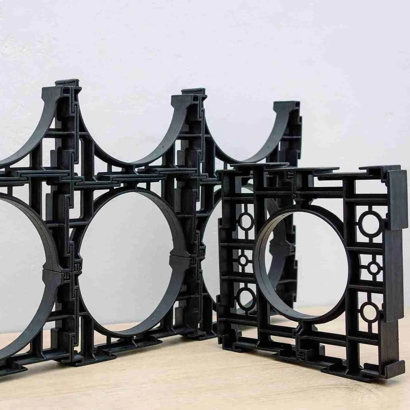 Spacer plastik hitam untuk underground conduit